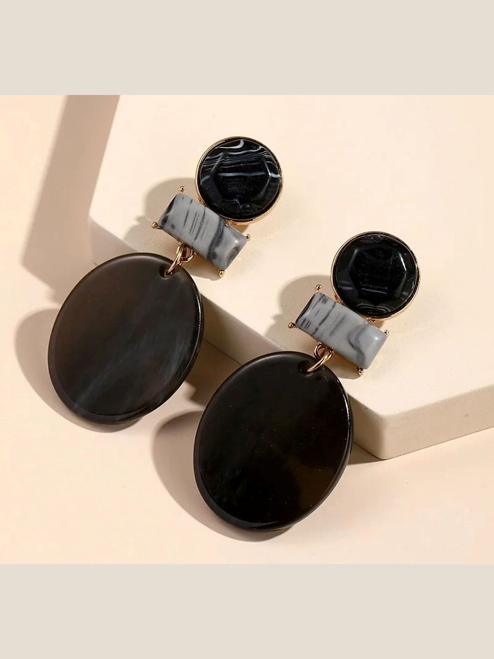 zwarte statement oorbellen van world's finest bovenaanzicht