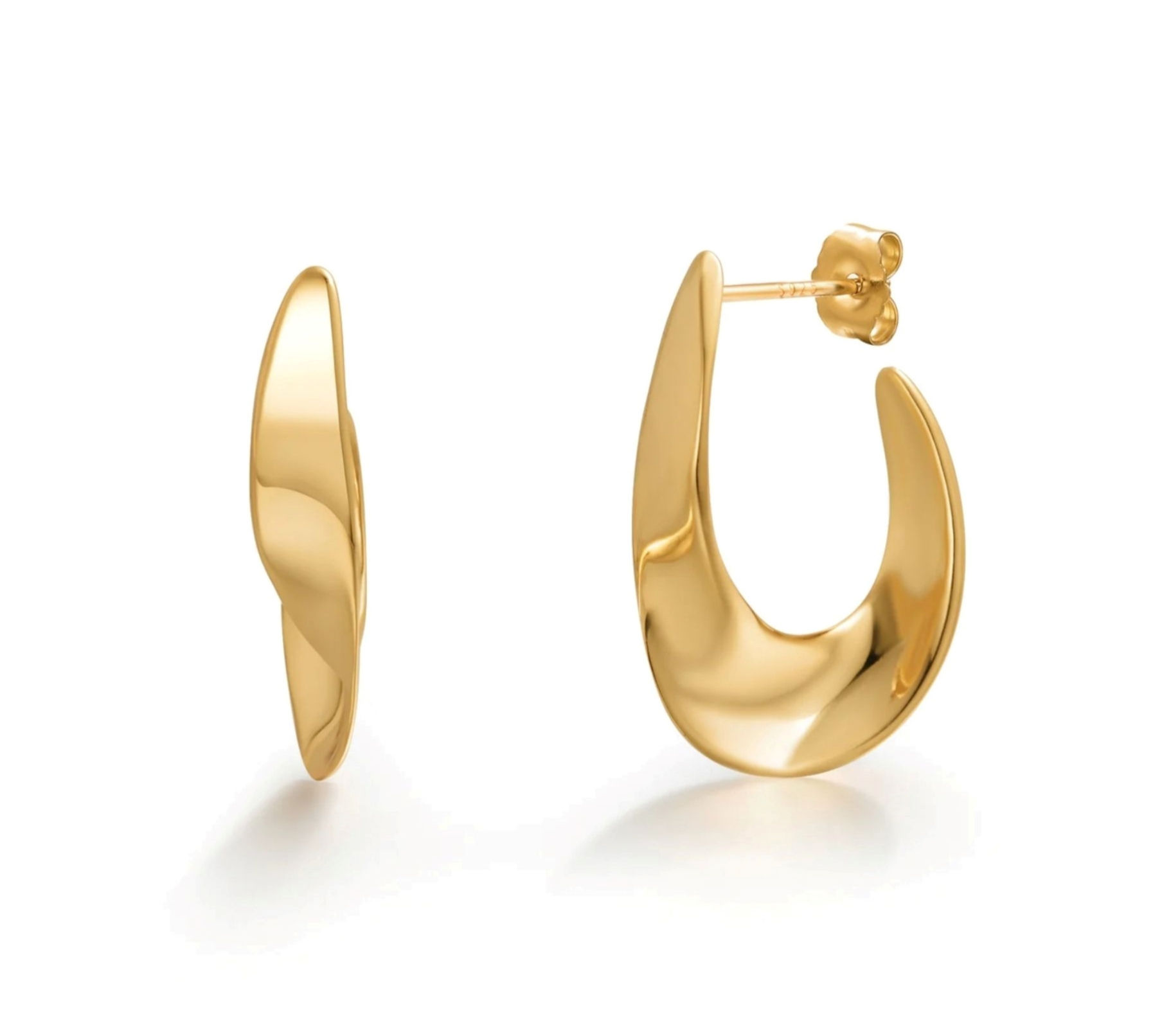 vooraanzicht 1 elegante gold plated oorbellen met bijzondere gedraaide organische vorm