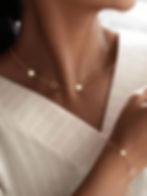 set van armband en ketting goud met klavertjhes vier modelfoto world's finest