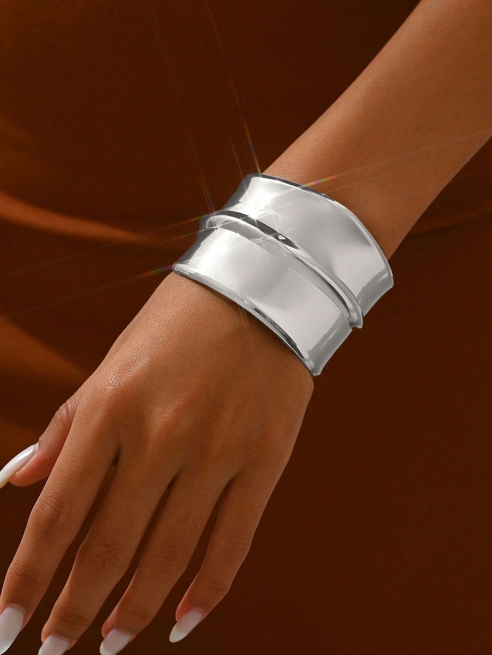 brede gladde statement armband zilver modelfoto 2