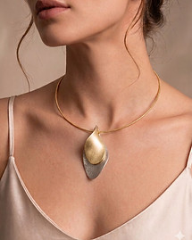 model draagt statement ketting goud met zilvermet hanger van world's finest
