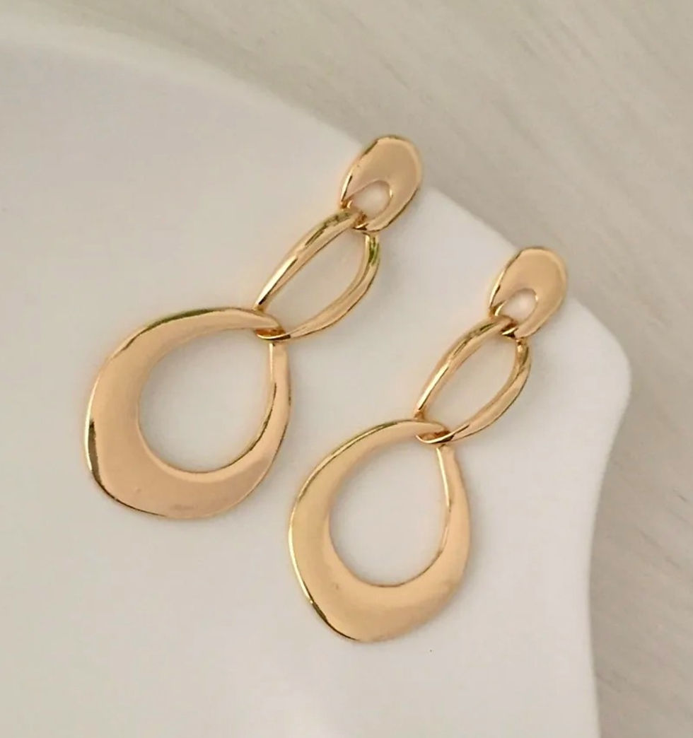 lange gouden oorbellen feestelijk van world's finest bovenaanzicht