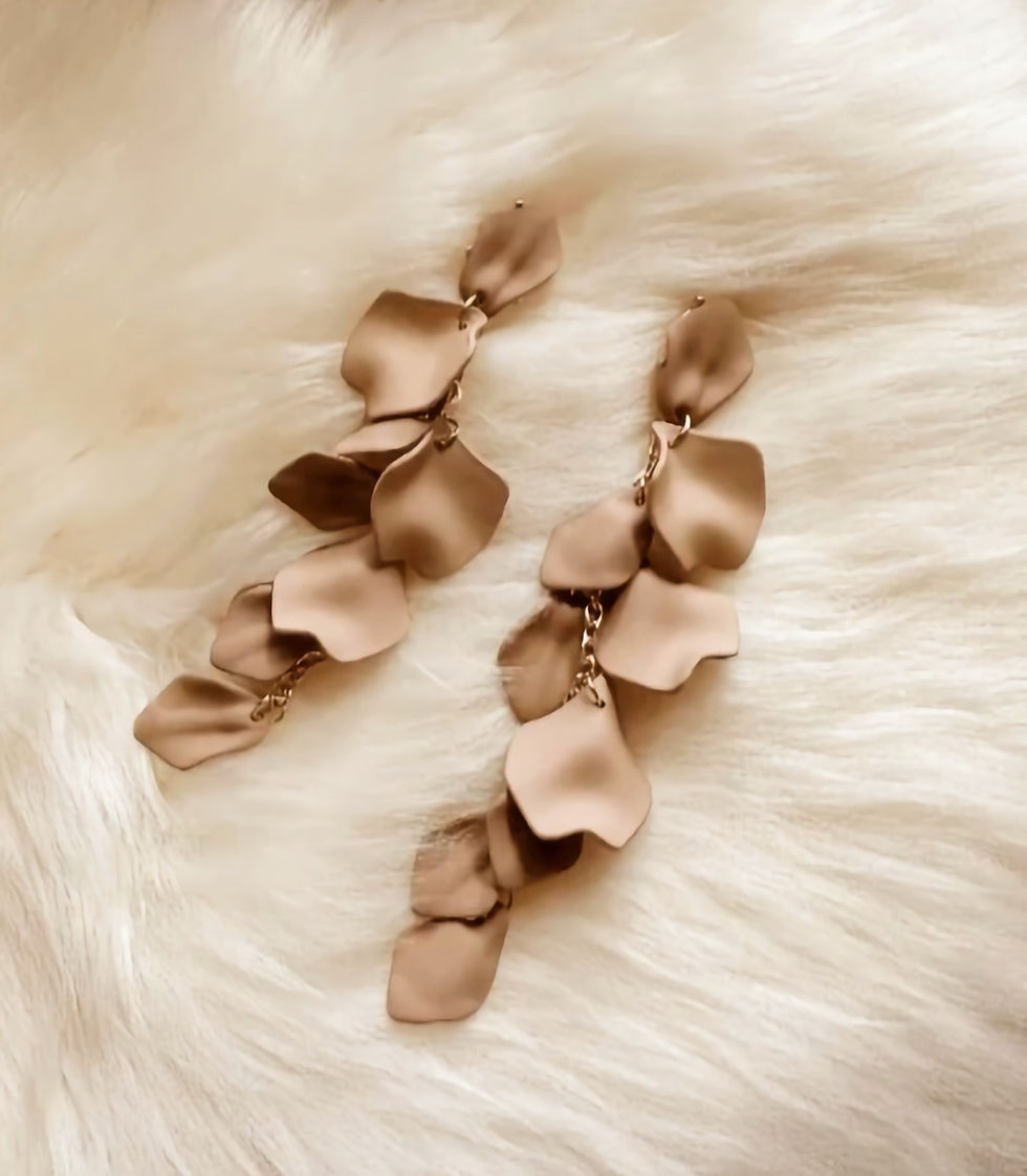 Thumbnail: Petals Moccha | lange bruin gekleurde oorbellen