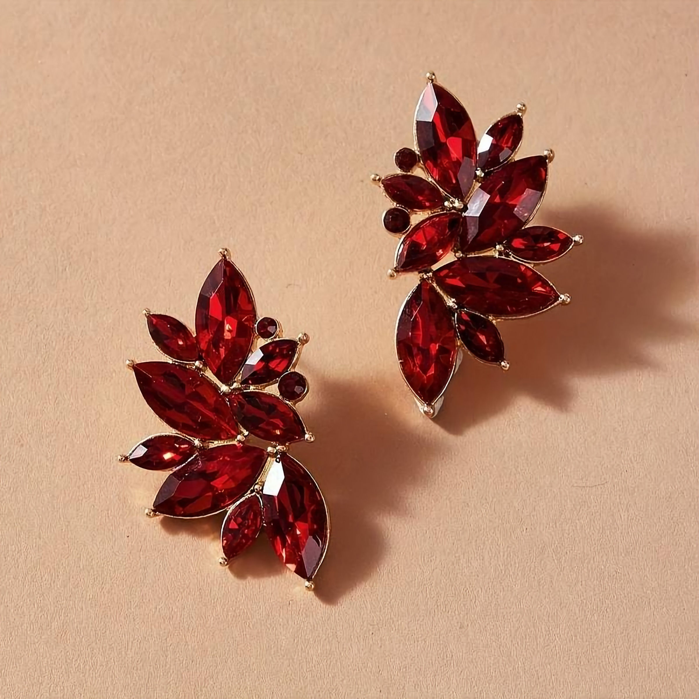 Rode glamour glitter oorbellen met steentjes Lange feestelijke groene glitter oorbellen met steentjes van world's finest