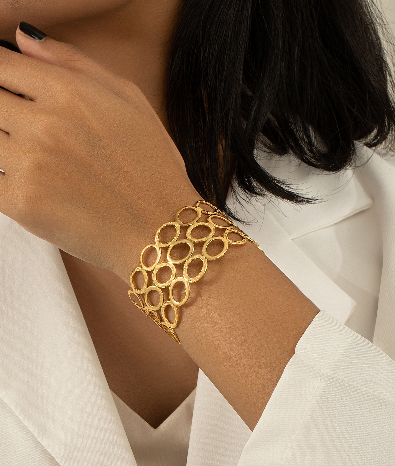 Brede statement armband in goud kleur voor dames modelfoto van world's finest