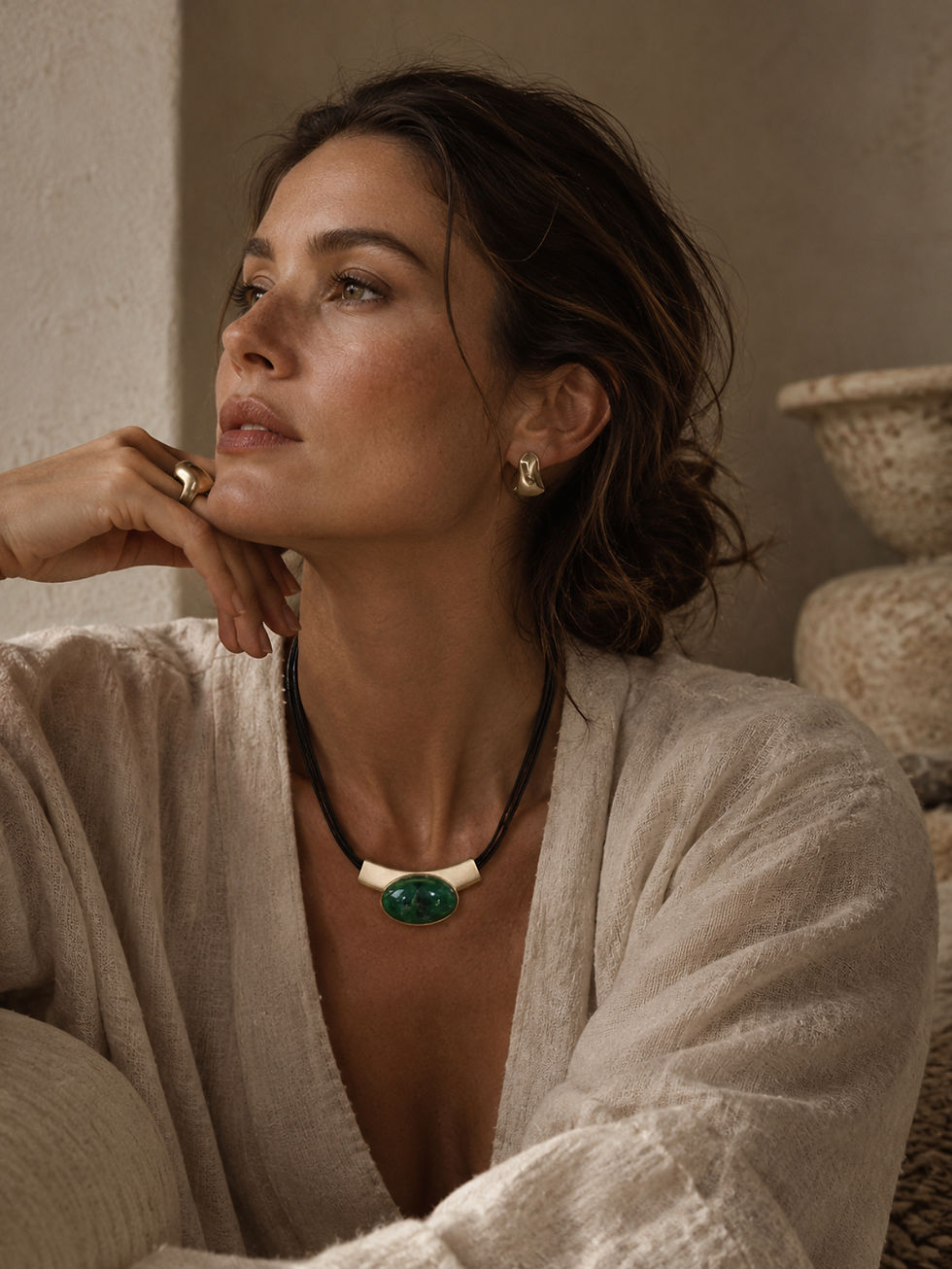 statement choker ketting met groene ovale steen van world's finest modelfoto