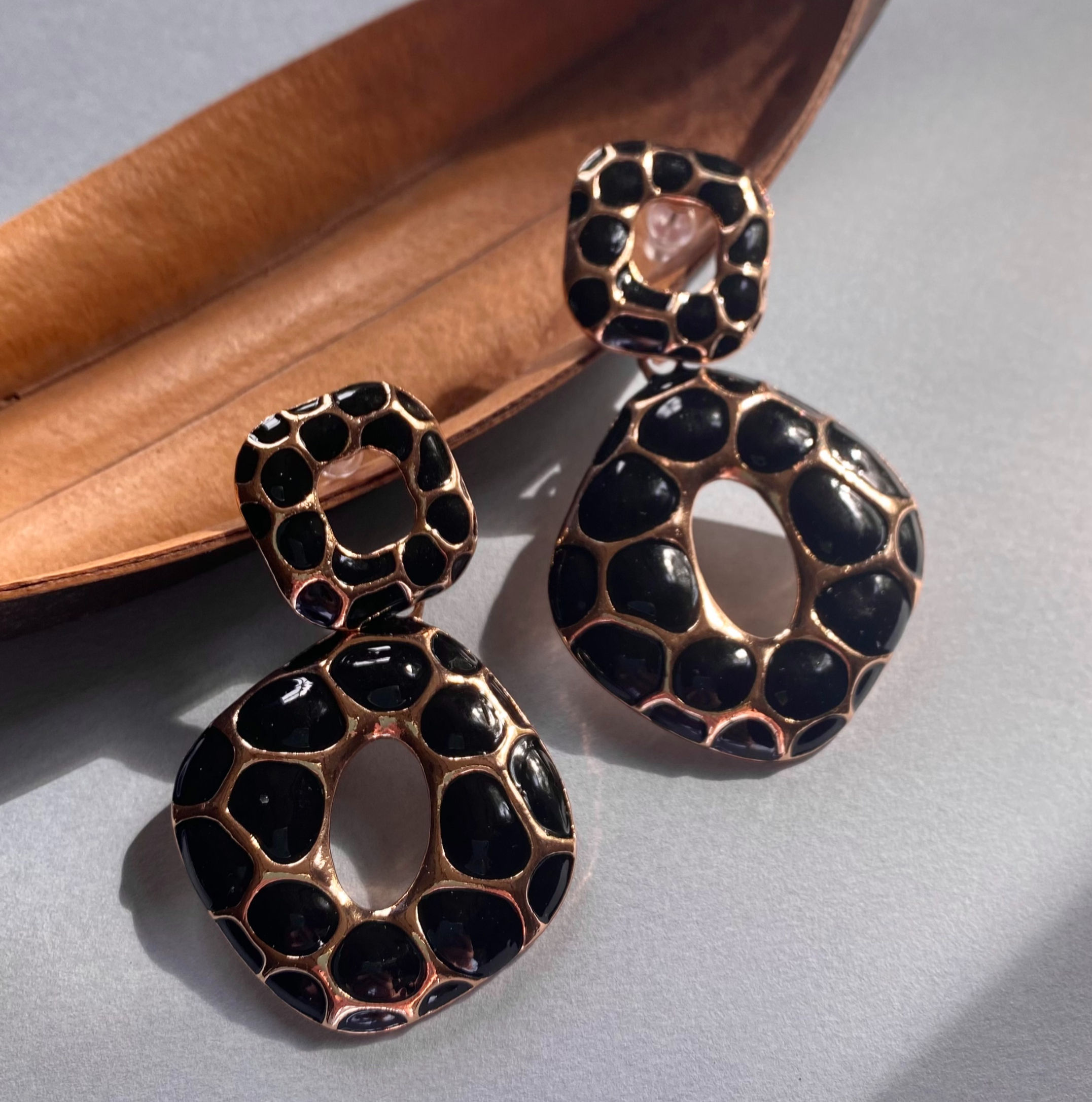 zwart met goud statement oorbellen van world's finest bovenaanzicht 1