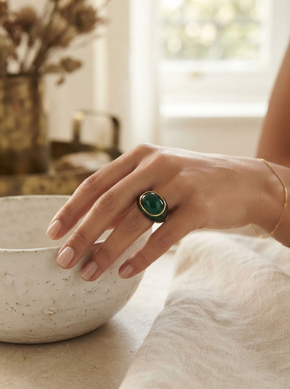 ronde statement ring met ovale steen groen van world's finest modelfoto