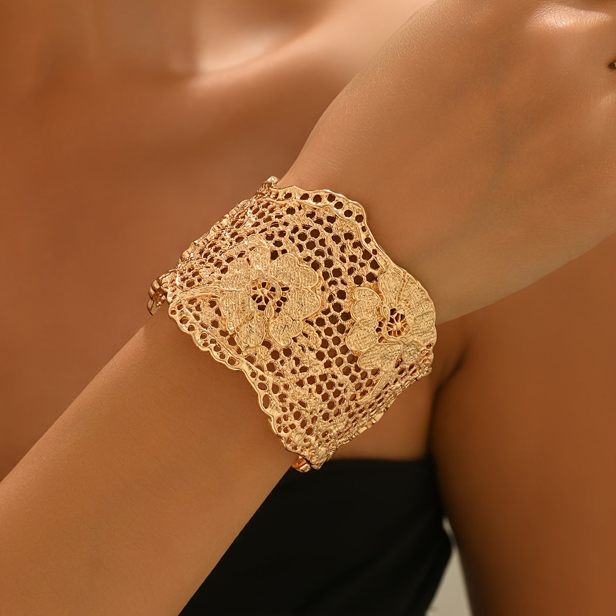 brede bijzondere statement armband goud modelfoto world's finest