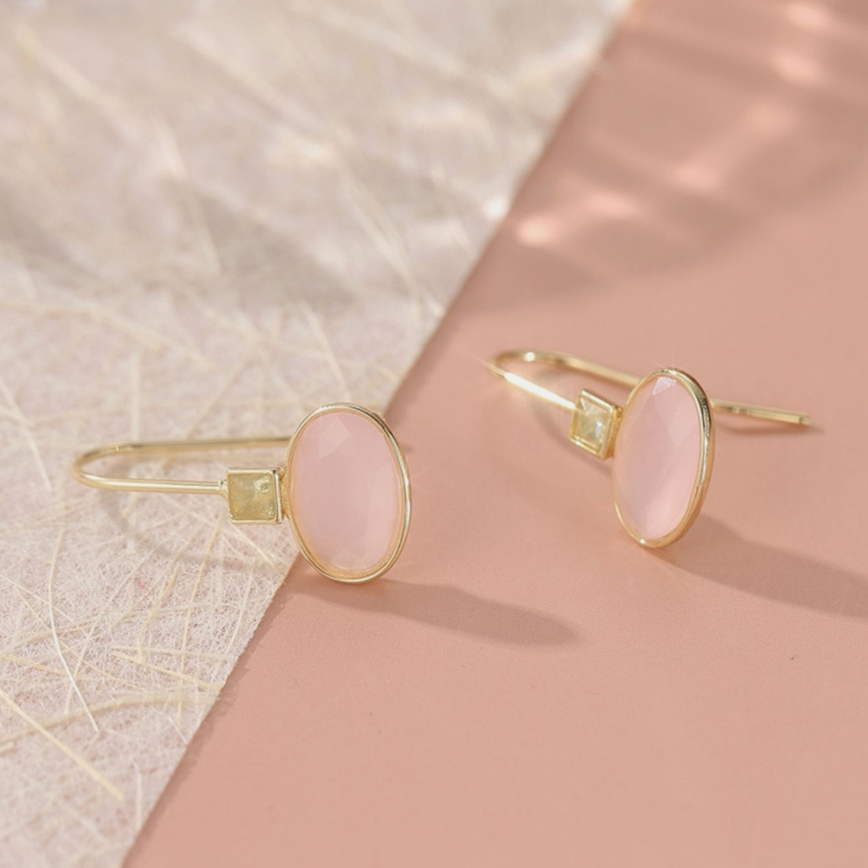 oorbellen met roze ovale steen van world's finest bovenaanzicht