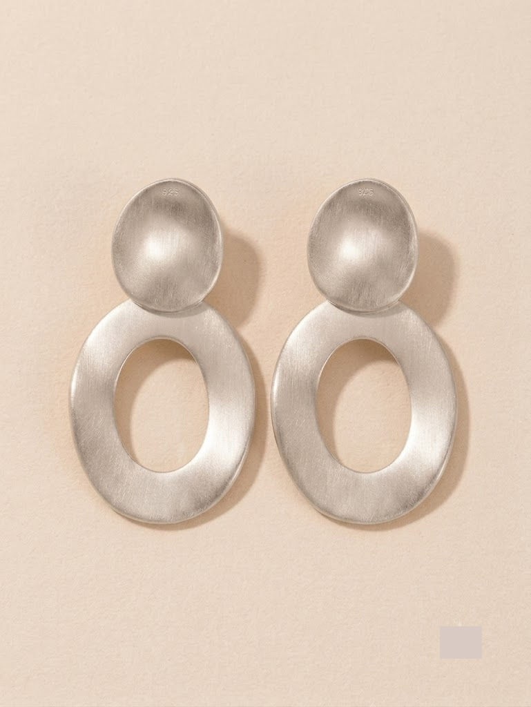 grote zilver kleur oorbellen mat ovaal van world's finest vooraanzicht