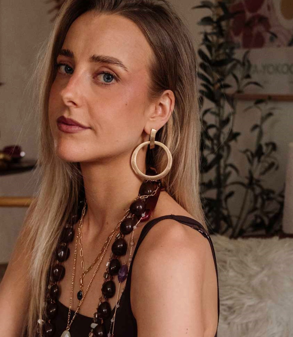 grote  ronde creolen  mat goud van world's finest modelfoto