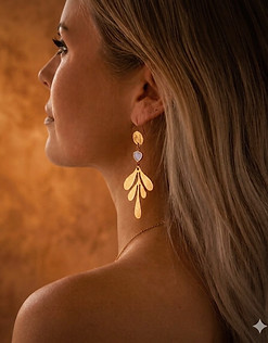bijzondere statement oorbellen goud van world's finest modelfoto