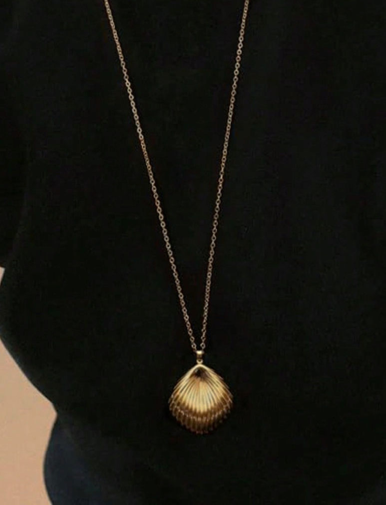 lange ketting met schelp hanger van world's finest modelfoto 1