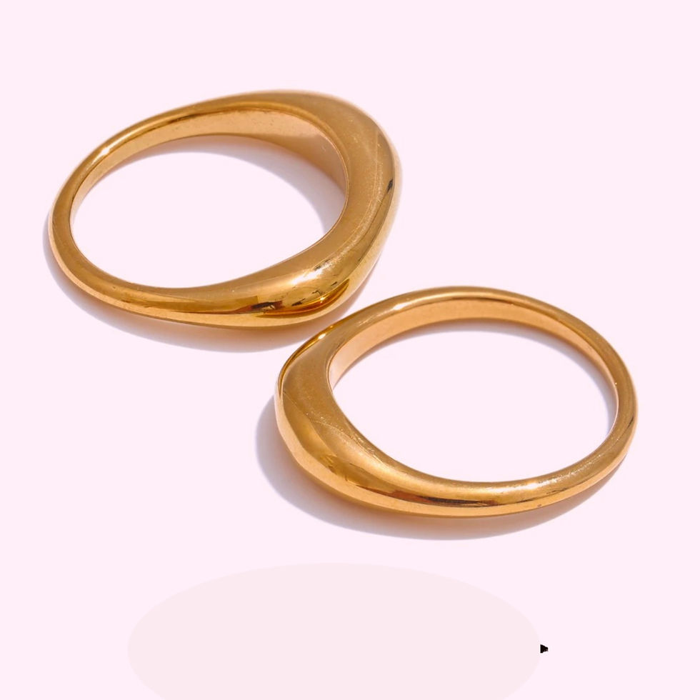 model draagt grote gouden oorbellen uit de nieuwe collectie van world's finest