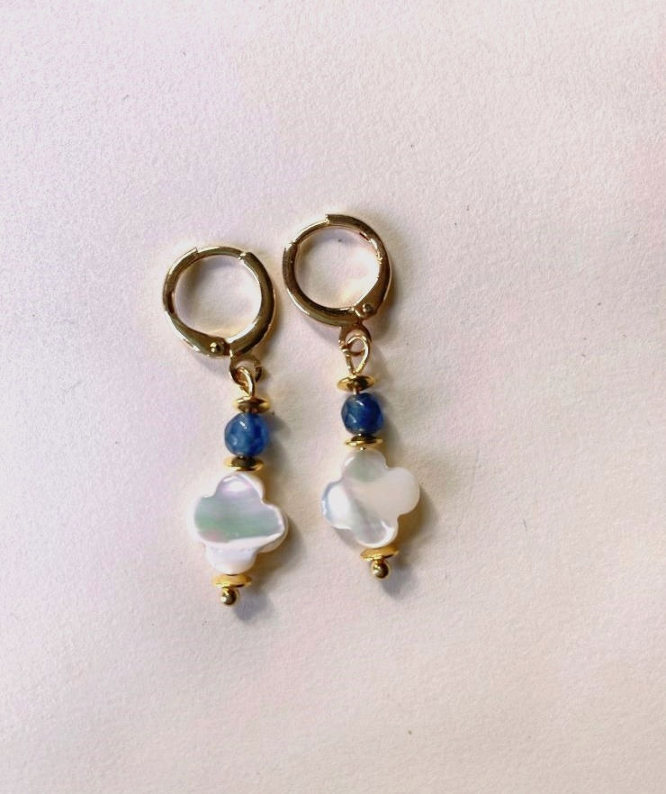 kleine parel oorbellen met gouden oorringen en blauwe steentjes van world's finest vooraanzicht