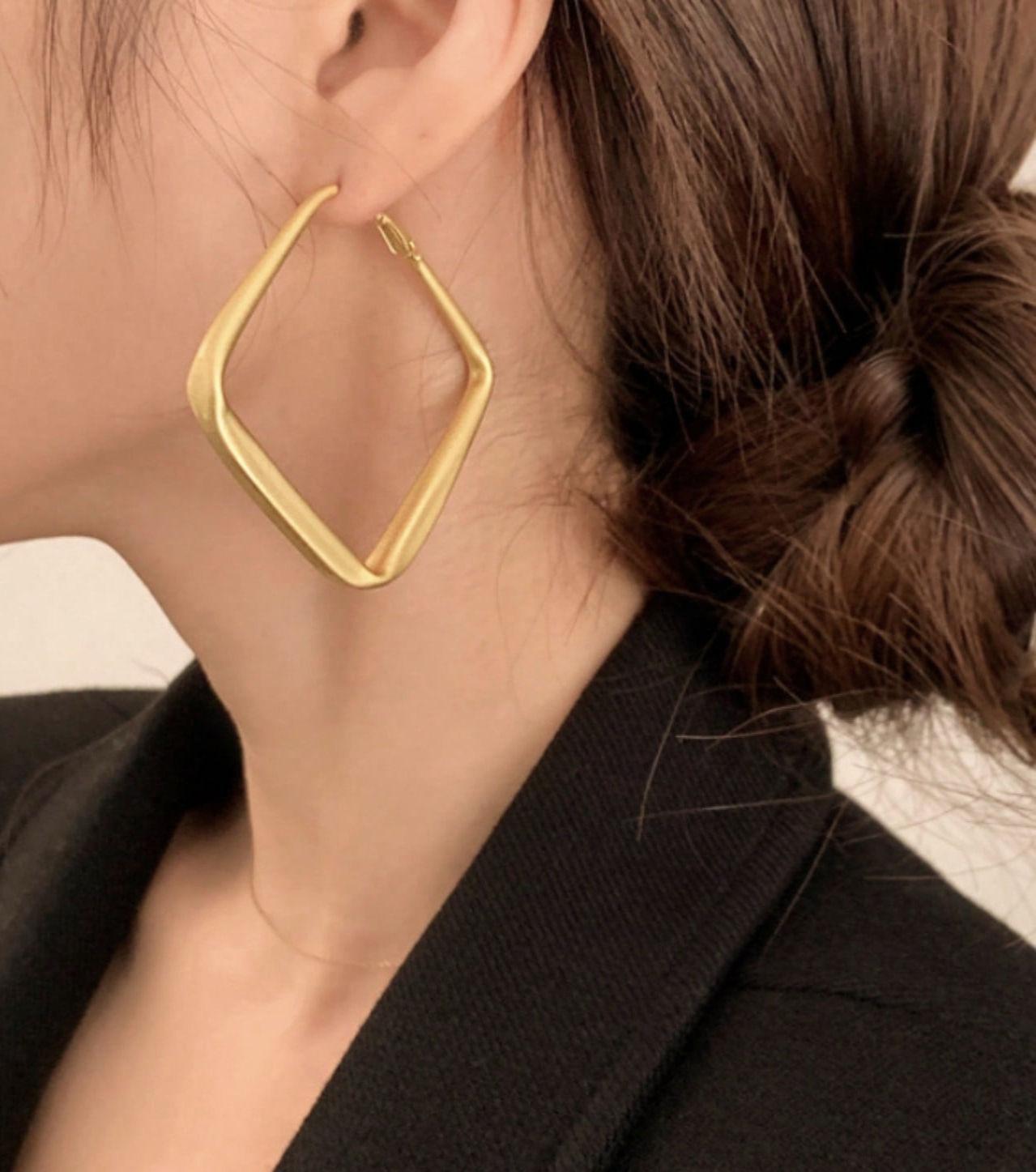 vierkante grote creolen  mat goud van world's finest modelfoto 1