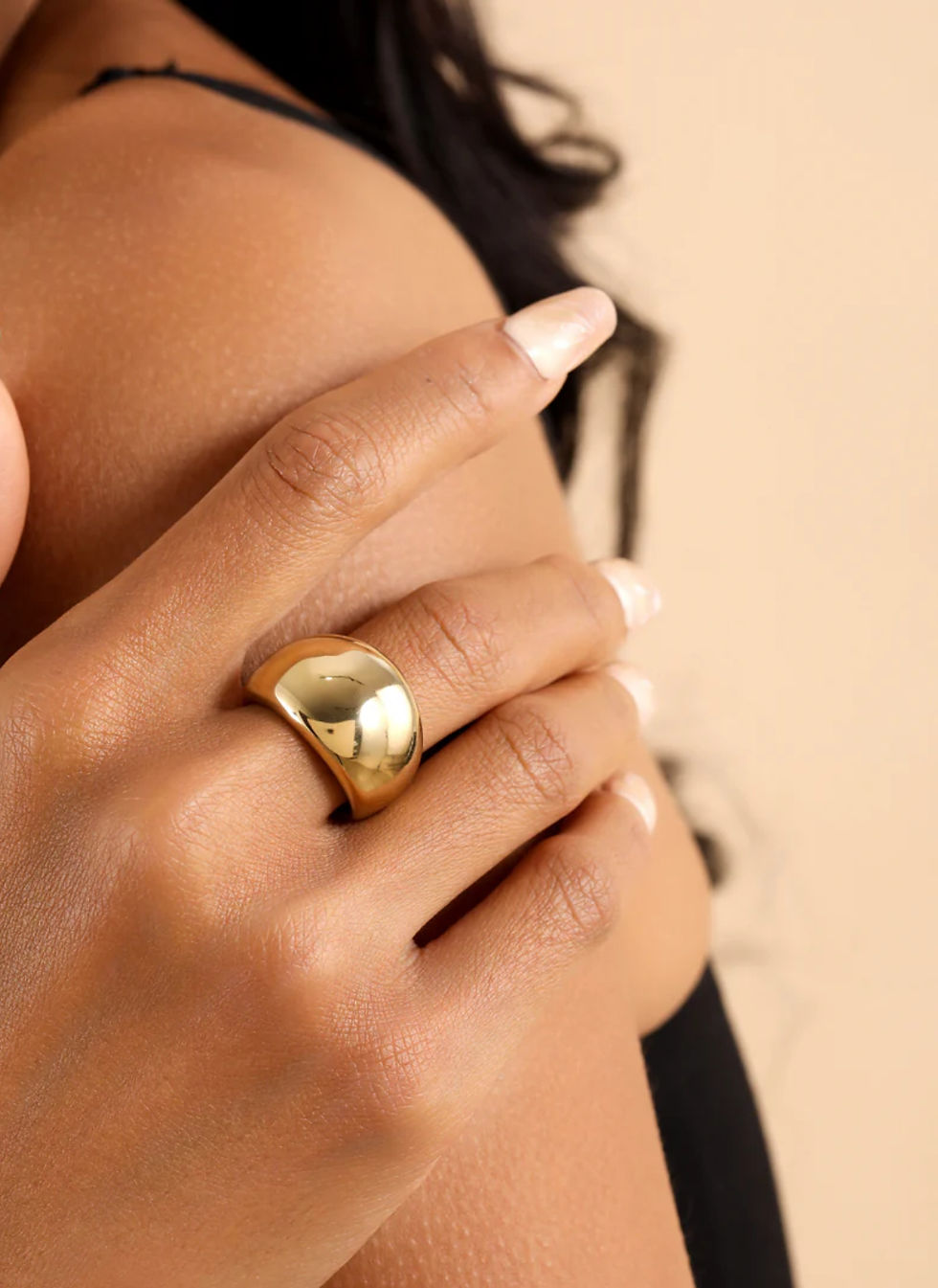 grote gladde ronde ring in goud van world's finest modelfoto