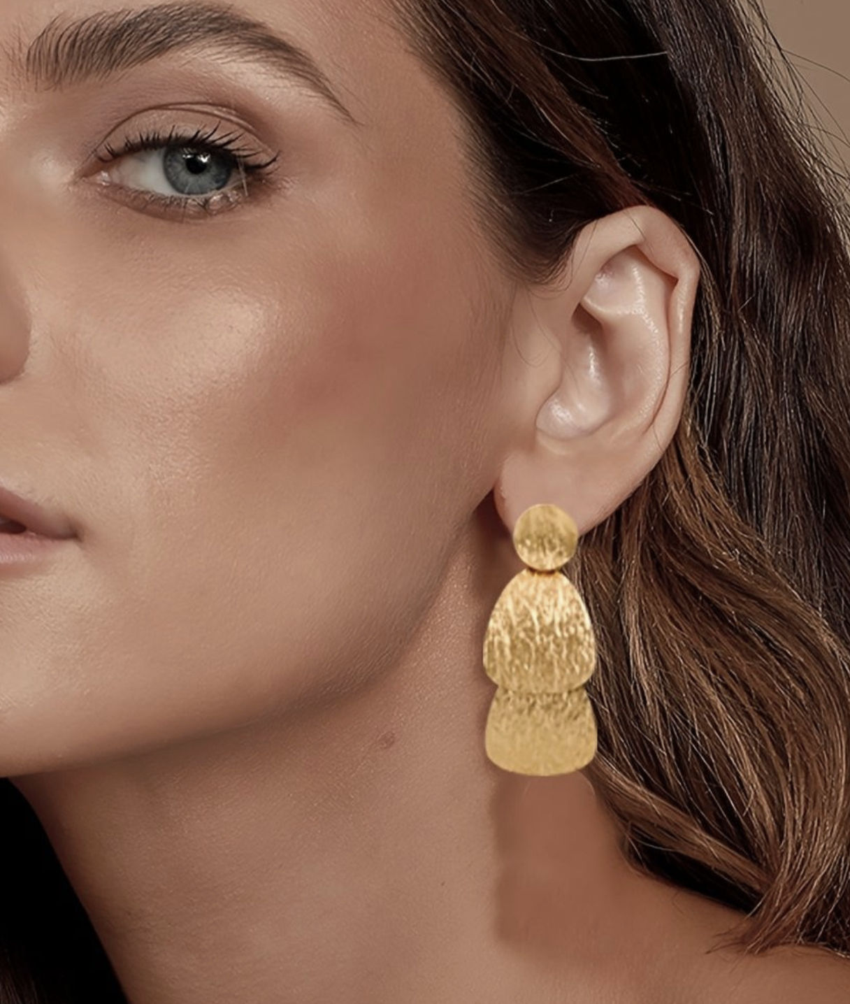 BIJZONDERE STATEMENT OORBELLEN GOUD MODELFOTO WORLD'S FINEST