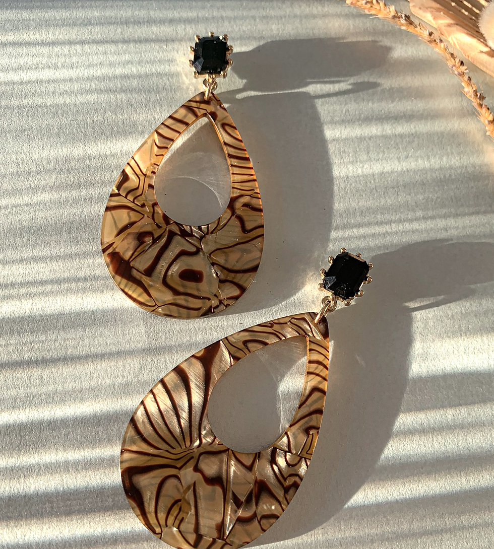 Thumbnail: close up lange gekleurde oorbellen met zebra print van world's finest bovenaanzicht