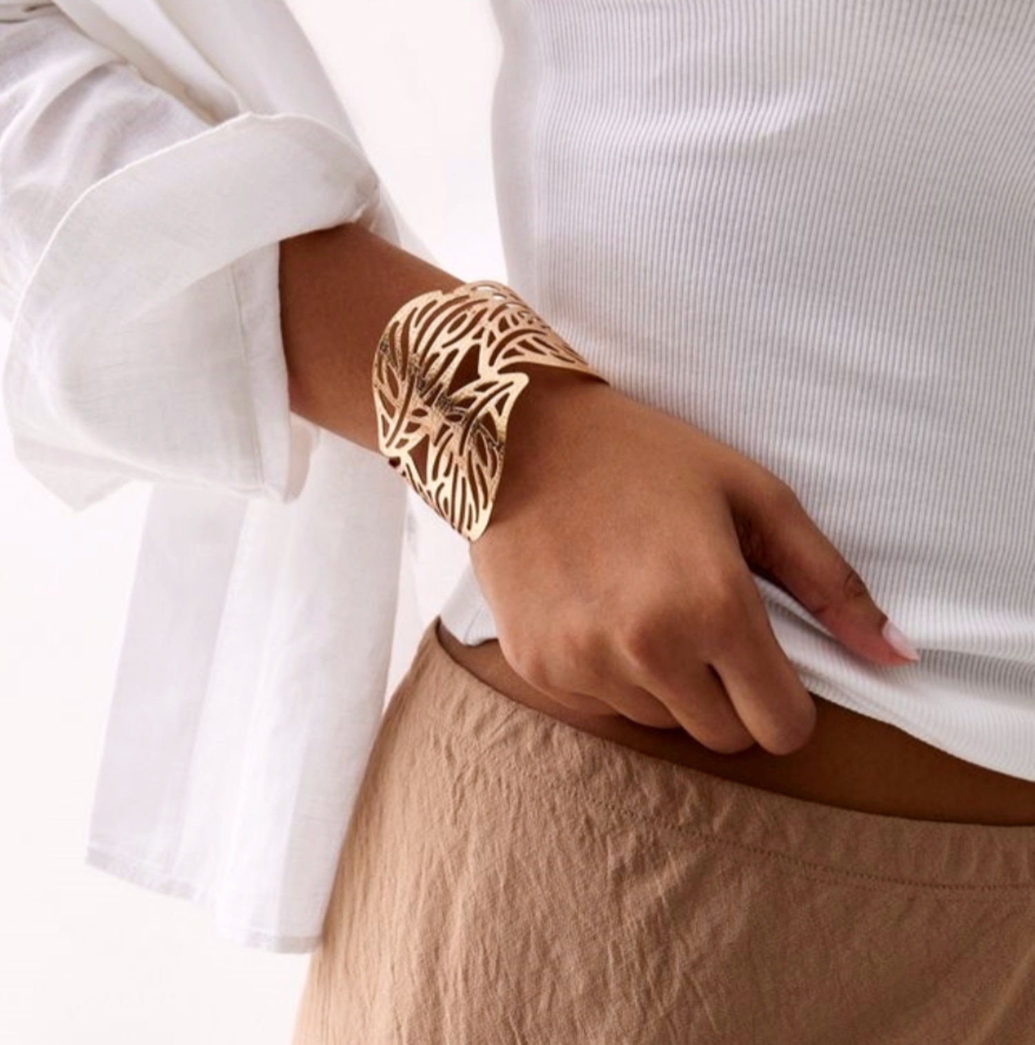 model draagt brede armband goud blad van world's finest