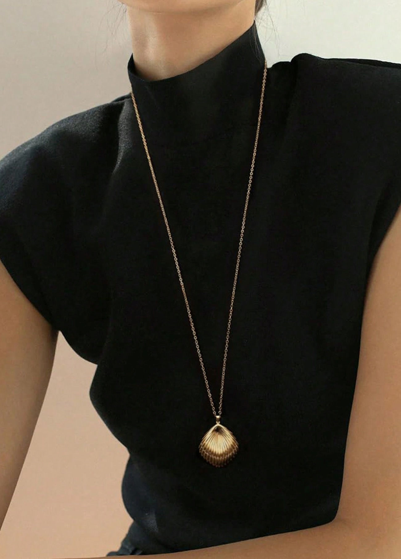 lange ketting met schelp hanger van world's finest modelfoto 2