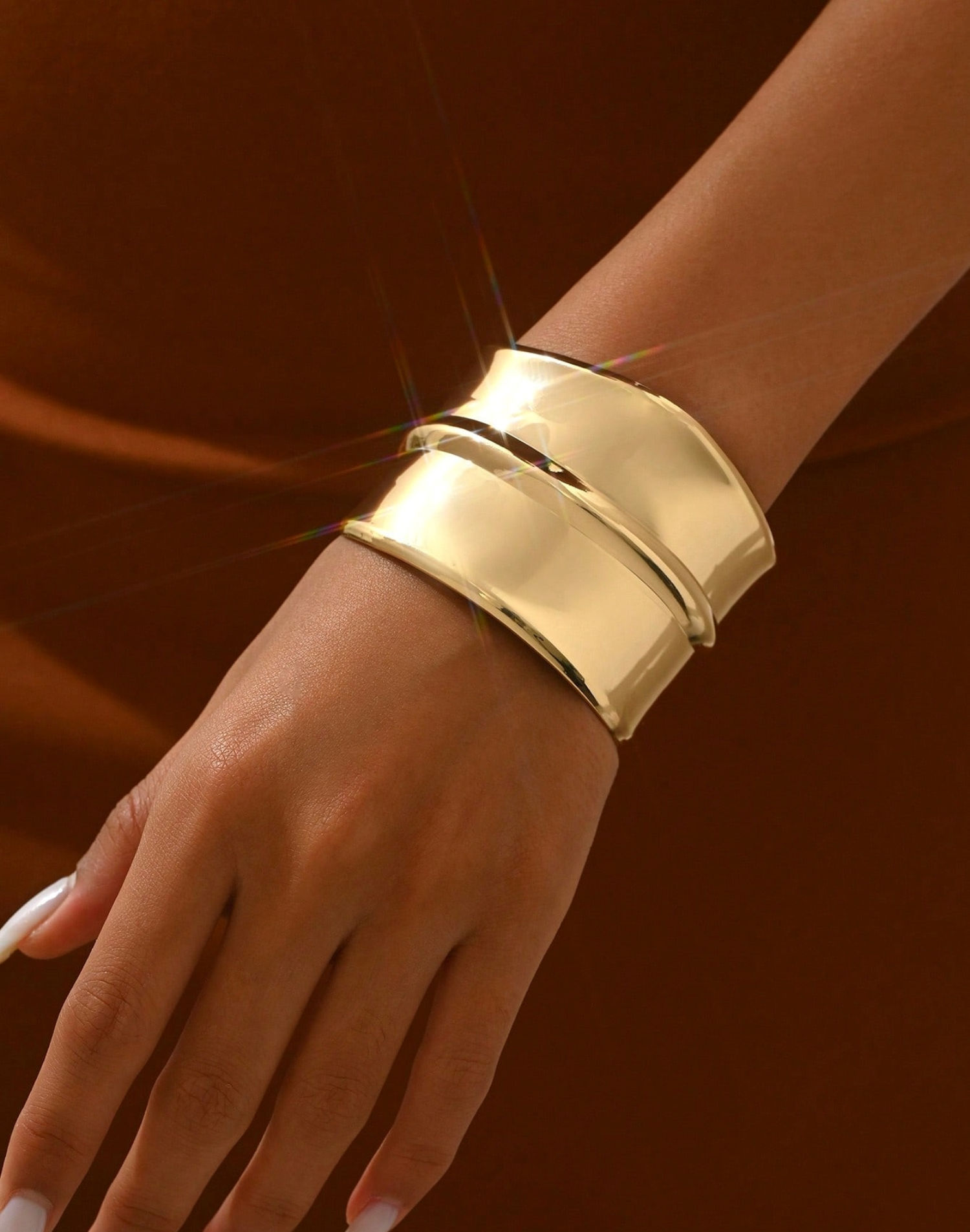 brede gladde statement armband goud modelfoto 1