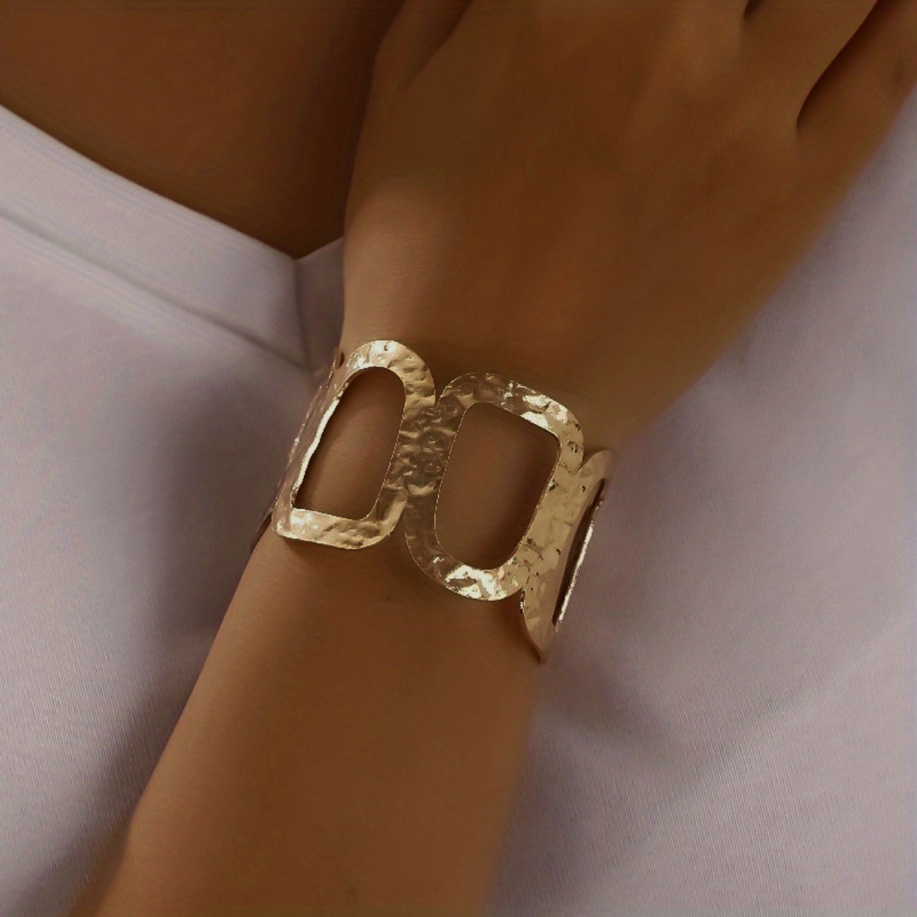 BREDE GEOMETRISCHE ARMBAND GOUD WORLD'S FINEST MODELFOTO