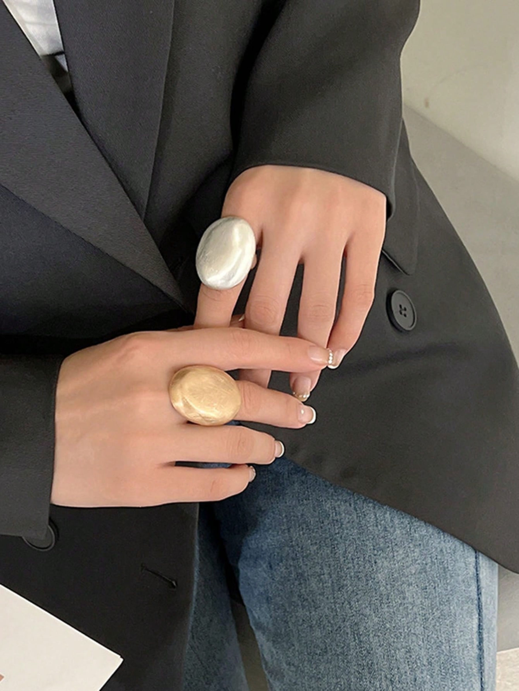 grote mat zilver kleur en mat gouden statement ring ovaal van world's finest modelfoto