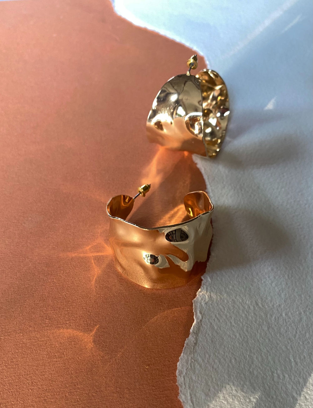 grote gehamerde gouden creolen van world's finest bovenaanzicht