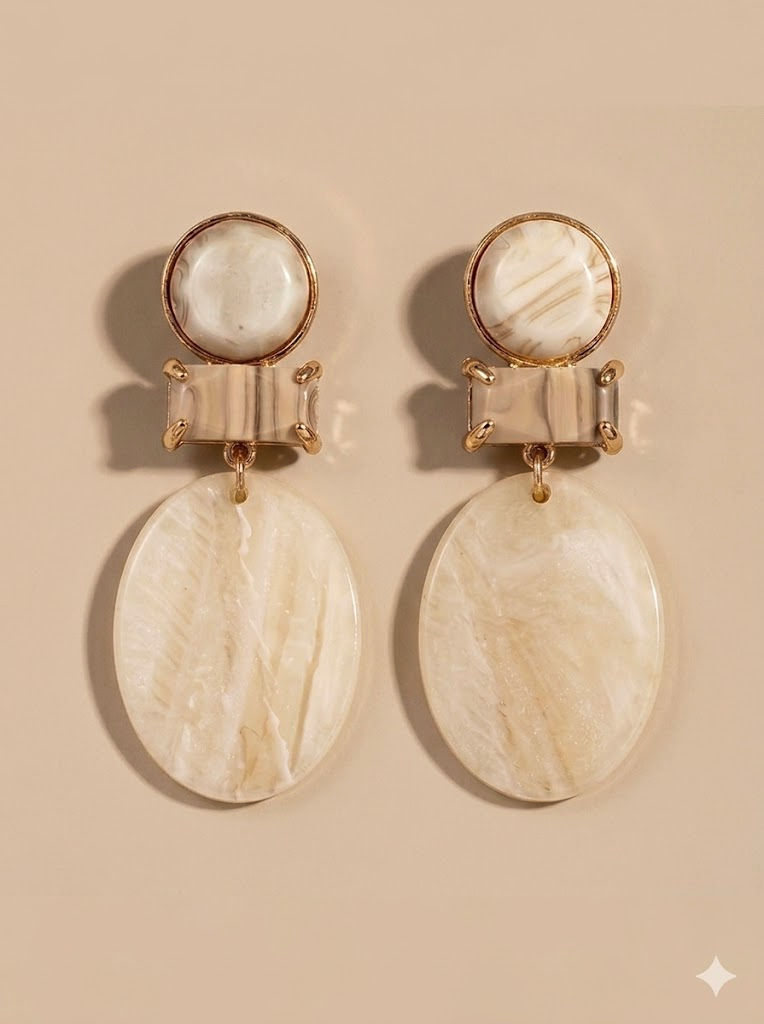 beige statement oorbellen world's finest vooraanzicht