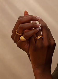 model draagt statement ringen in goud kleur van world's finest