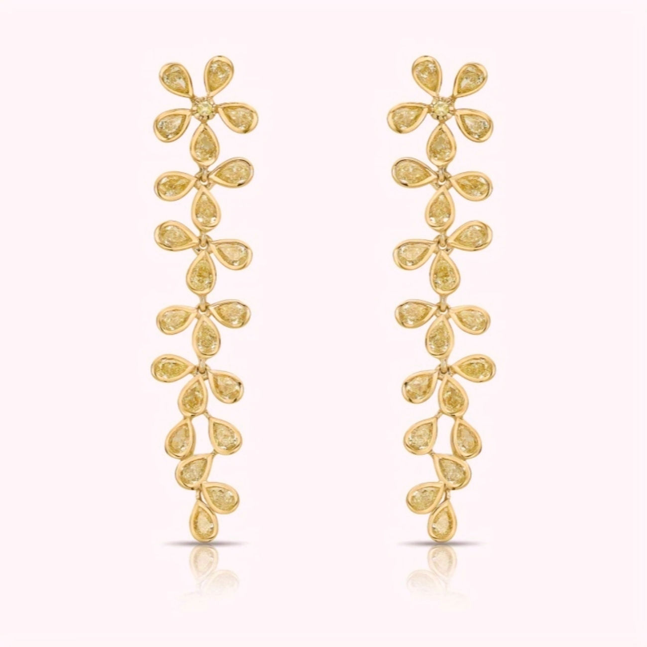 lange gouden oorbellen met kleine bloemen van world's finest vooraanzicht