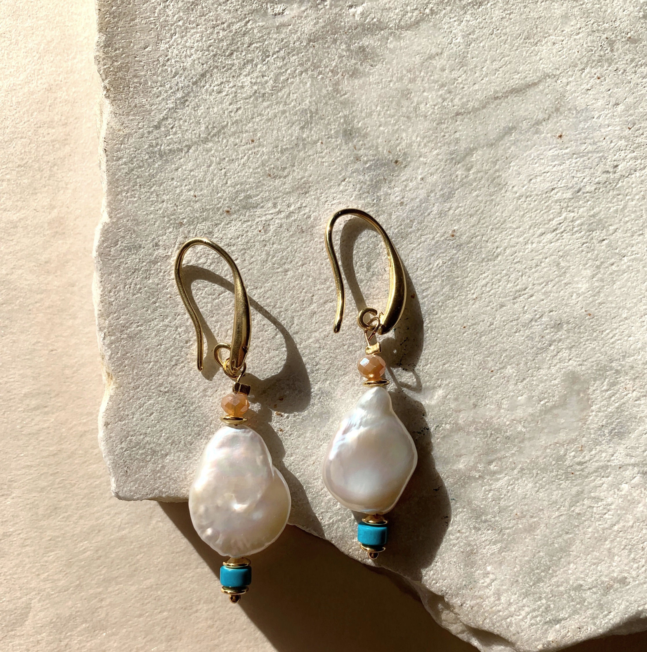 bovenaanzicht grote parel oorbellen met natuurlijke parel van world's finests