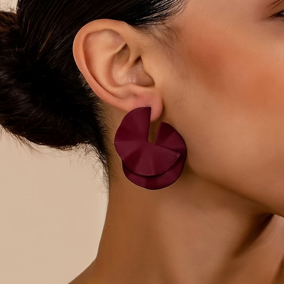 donker rode statement studs oorbellen van world's finest modelfoto