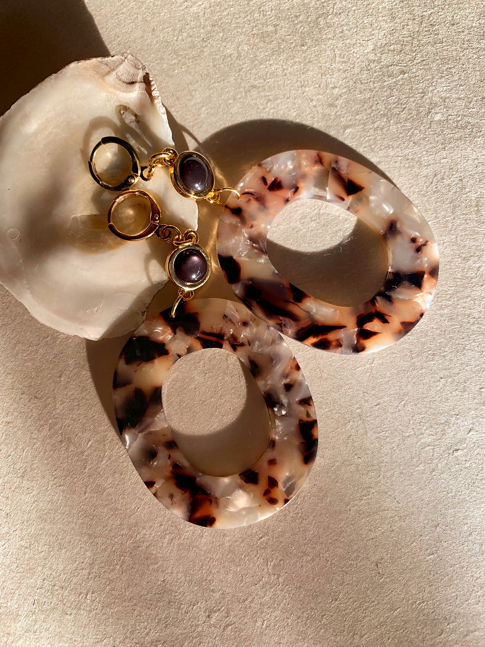 grote gekleurde statement oorbellen met luipaard print