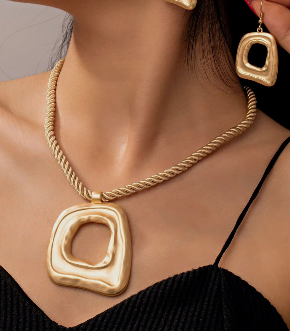 modelfoto statement ketting goud met grote gouden minimalistische hanger van world's finest bohemian stijl