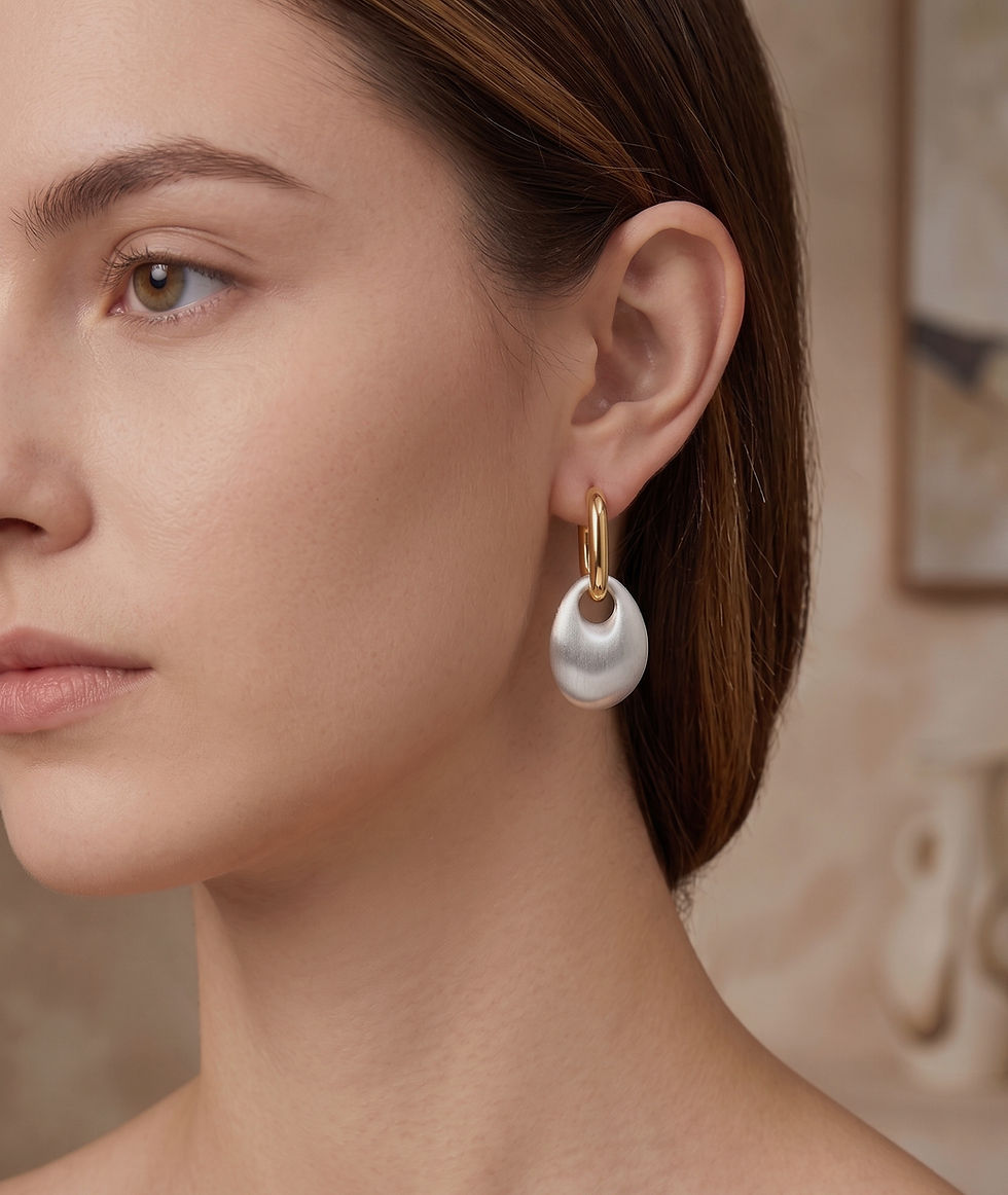 Bijzondere oorbellen in mat zilver met goud van world's finest modelfoto