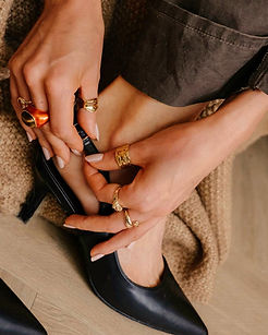 model draagt statement ringen van world's finest