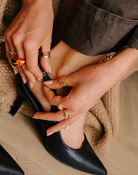 model draagt statement ringen van world's finest