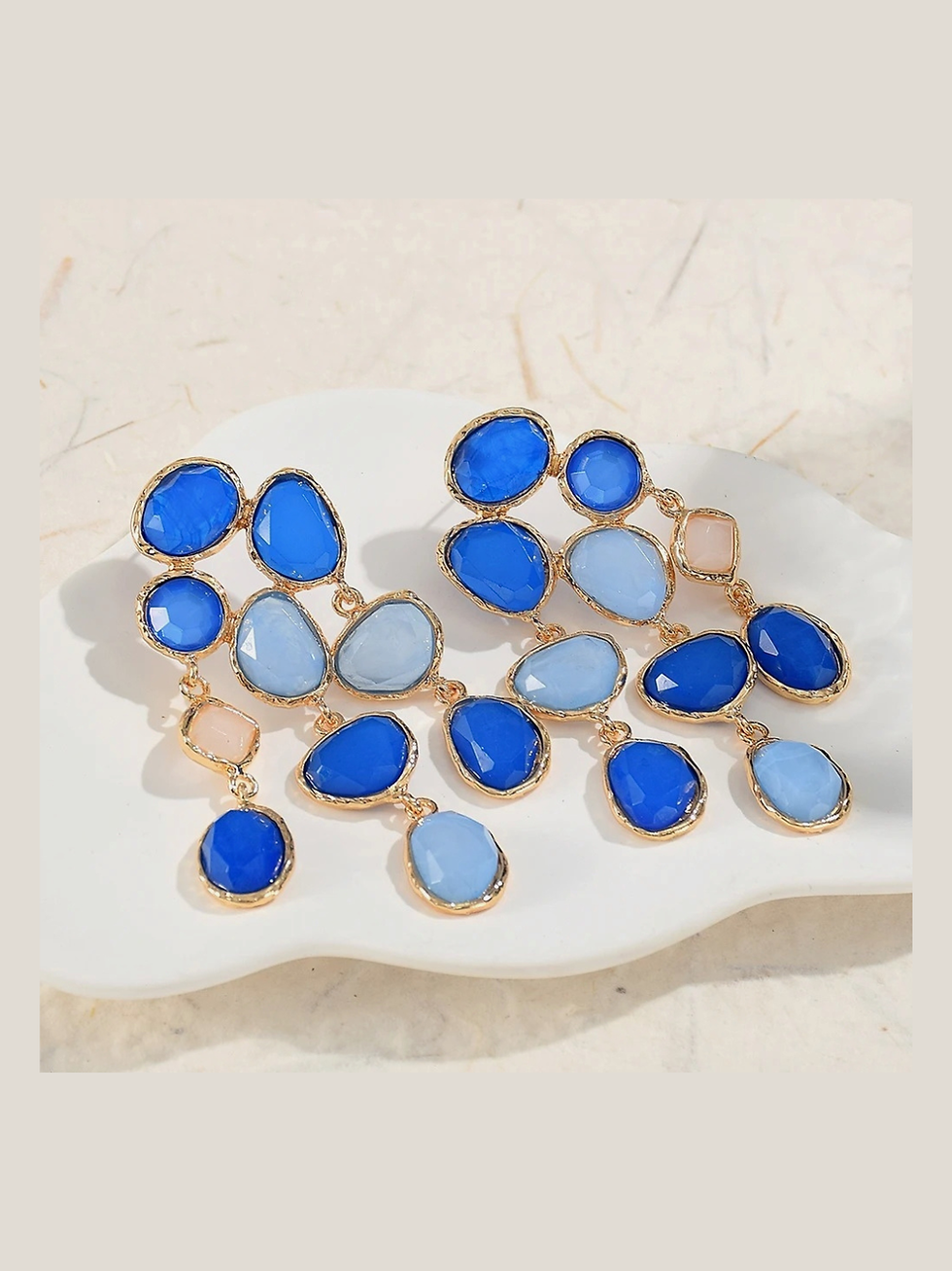 lange gekleurde statement oorbellen van world's finest met blauwe steentjes modelfoto