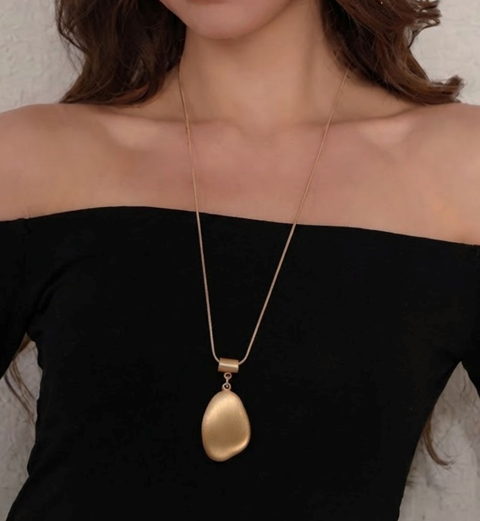 lange statemnent ketting met ovale mat goud hanger van world's finest modelfoto