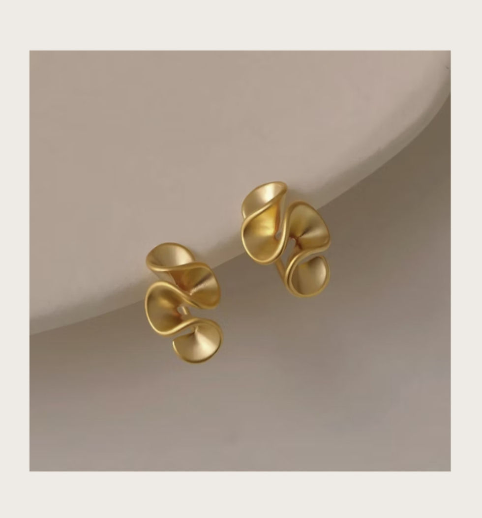 organische gevormde kleine studs oorbellen in mat goud world's finest vooraanzicht 1