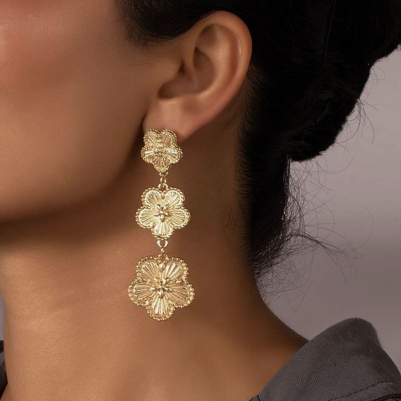 lange gouden oorbellen met bloemen modelfoto van World's Finest