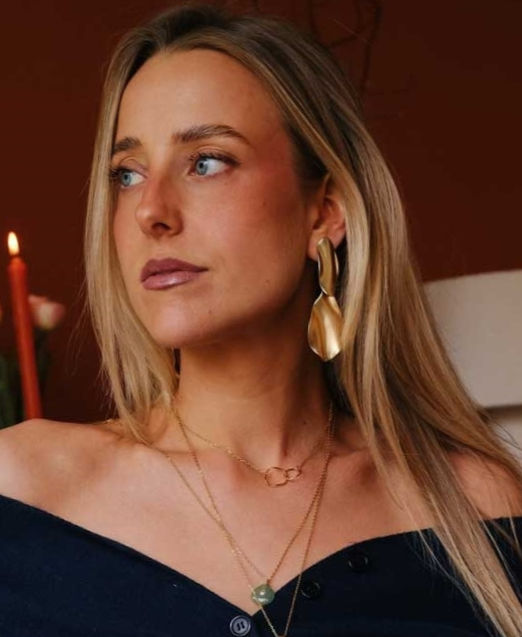 grote mat gouden oorbellen van world's finest modelfoto