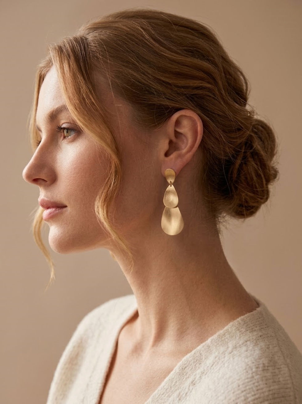 lange statement oorbellen mat goud van world's finest modelfoto