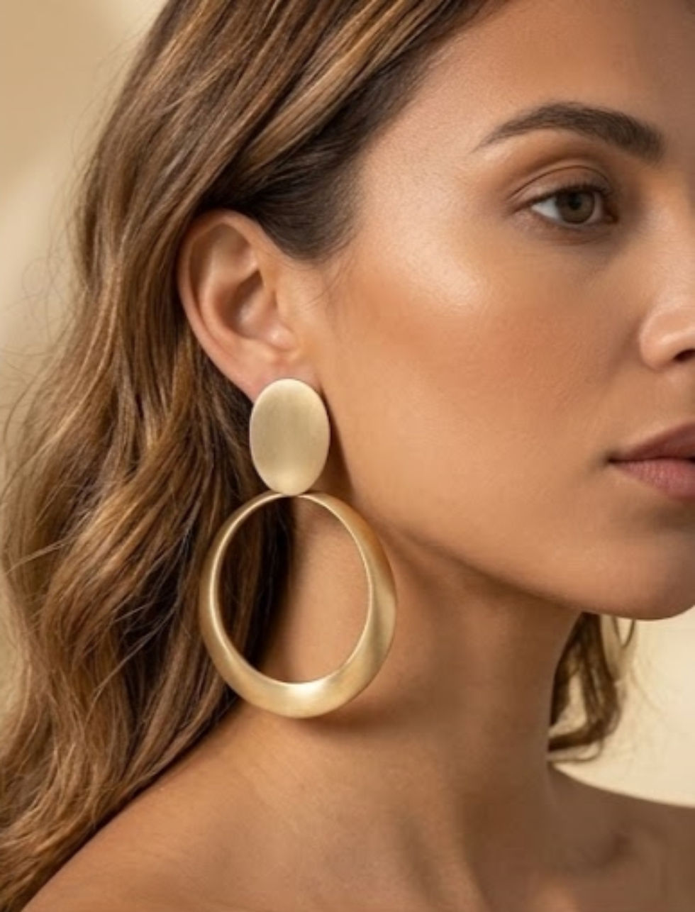 Thumbnail: ovale statement oorbellen in mat goud van world's finest modelfoto