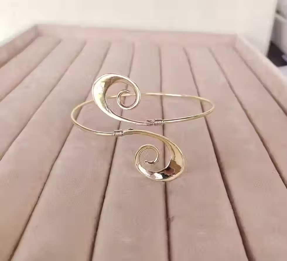 bovenarm armband goud boho met krul van world's finest vooraanzicht