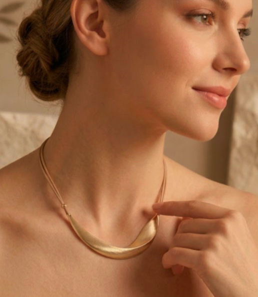 korte statement ketting in mat goud van world's finest modelfoto
