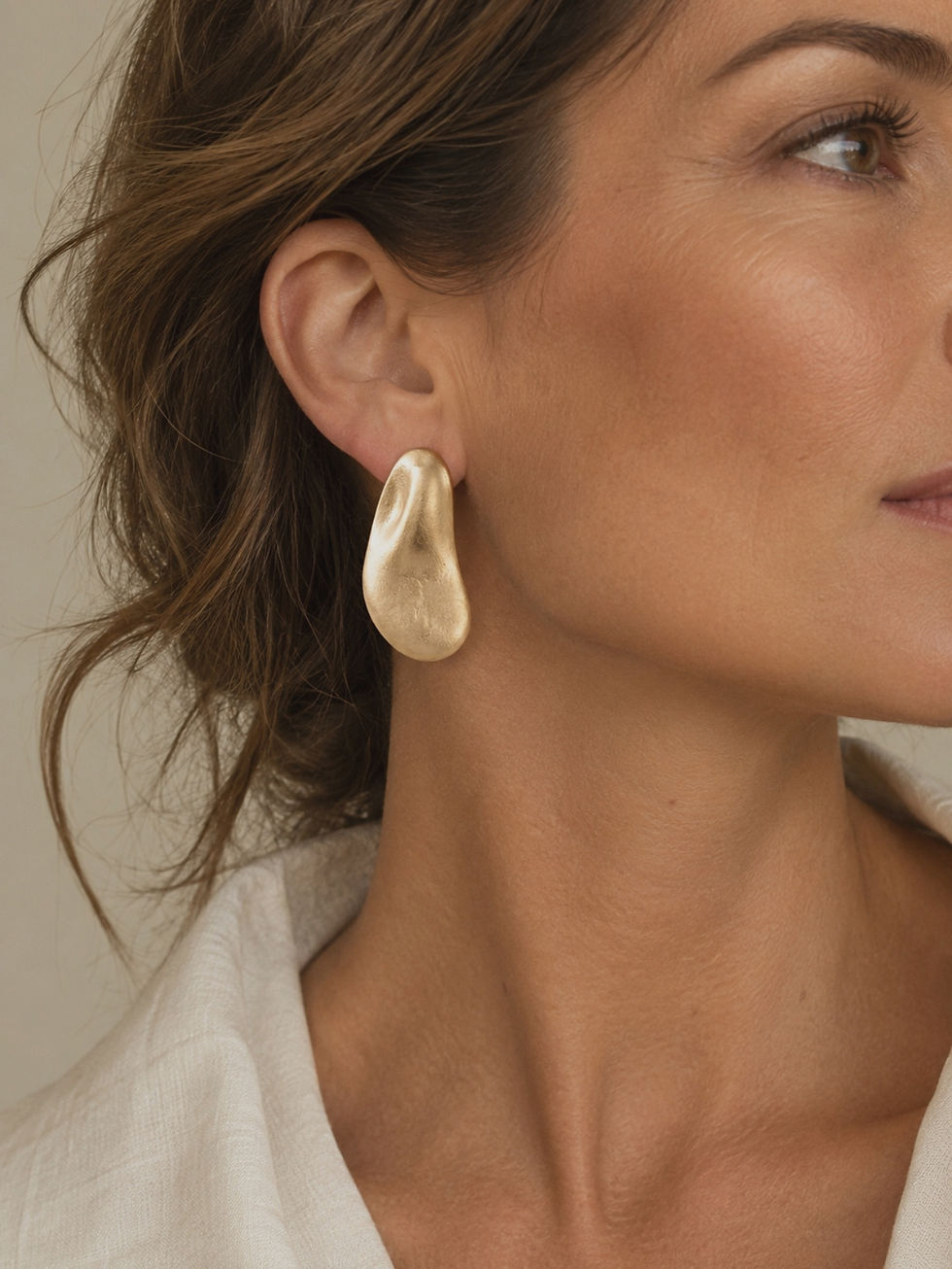 statement studs oorbellen mat goud met onregelmatige vorm van world's finest modelfoto